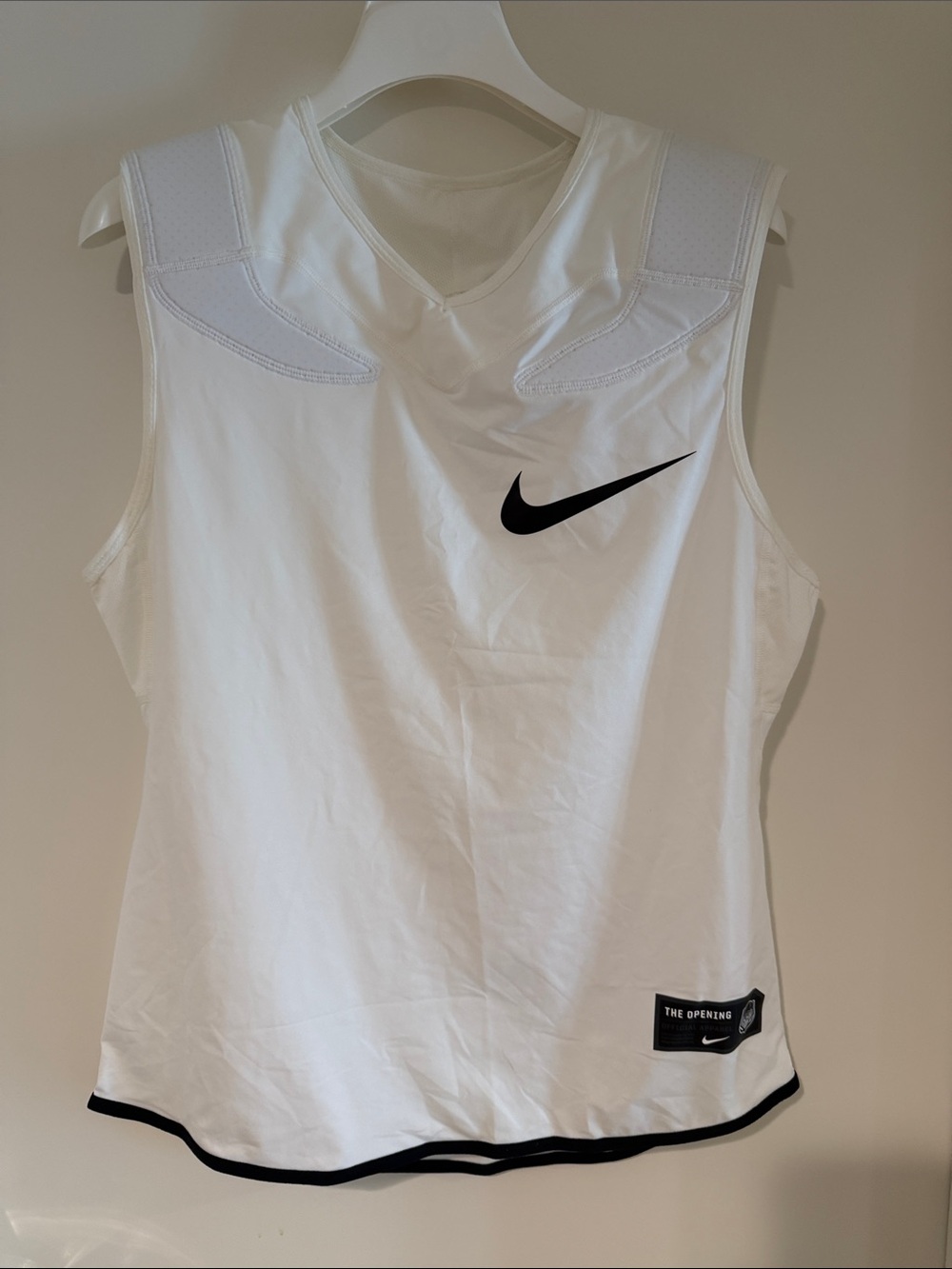 Nike Mens White Sleeveless Sports Tank Top. Light shoulder padding. NWT. XL